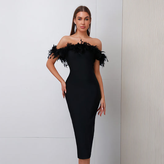 Vestido de mujer con plumas y escote bardot