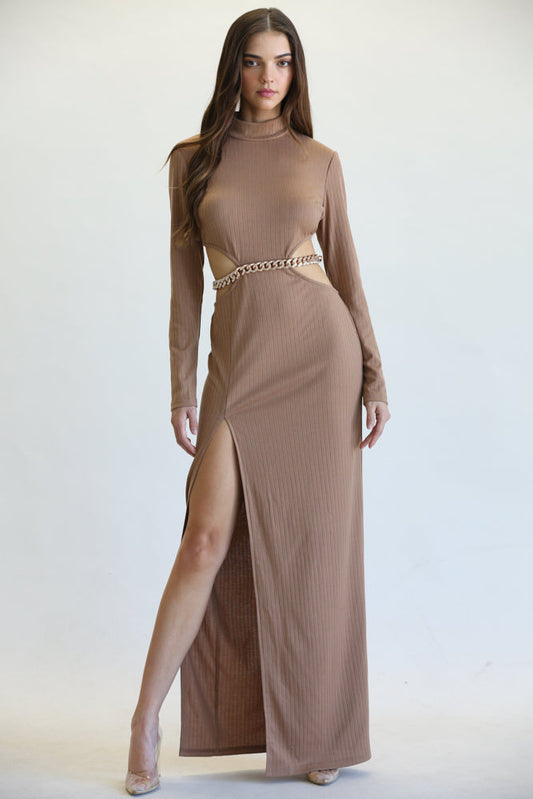 Vestido elegante con abertura y cinturón de cadena