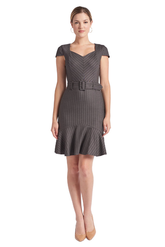 Vestido Chelsea a Rayas Diplomáticas - Vestido de Trabajo con Cuello en V, Manga Casquillo y Bajo con Volantes
