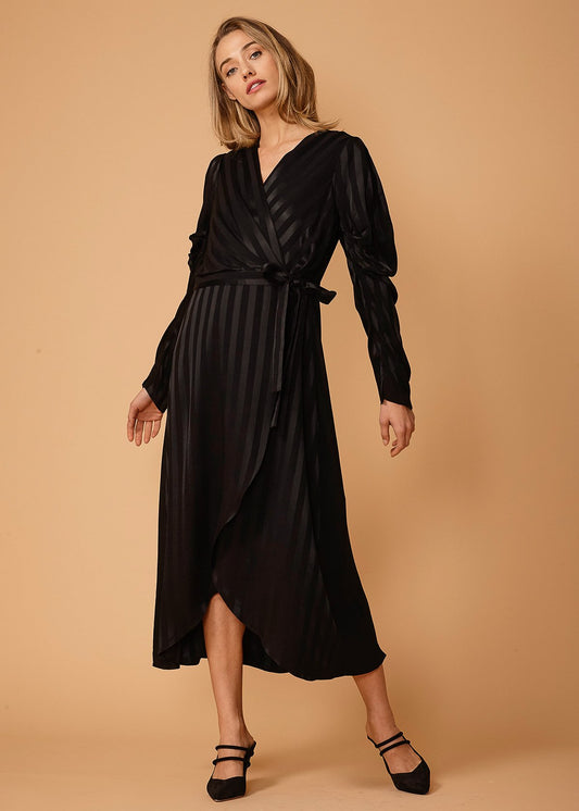 Vestido de mujer con hombros abullonados a rayas negras