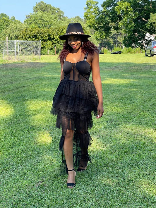 Vestido Negro Elegante de Mujer con Encaje, Costura, Cintura Alta y Manga Larga