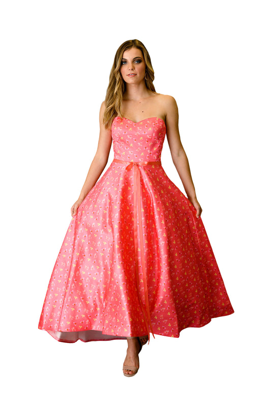 Vestido de gala sin hombros con cola